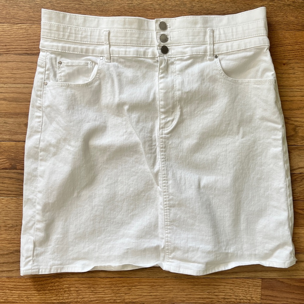 Ann Taylor like new condition size 12 white denim skirt.Finale reduction